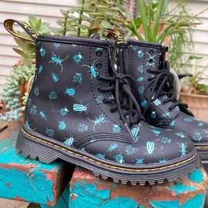 Dr. Martens bug boots kids size 10 great condition hardly worn